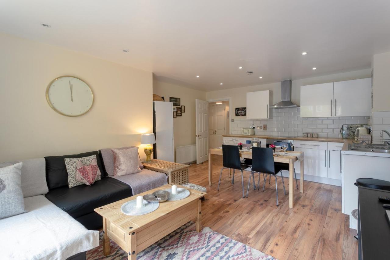 Stylish And Homely 4 Bedroom Home In East London Exterior foto